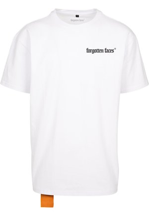 Fehér pamut póló rövid ujjakkal, kis fekete logóval a mellrészen és kontrasztos narancssárga címkével az alján.