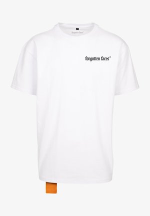 Fehér pamut póló rövid ujjakkal, kis fekete logóval a mellrészen és kontrasztos narancssárga címkével az alján.