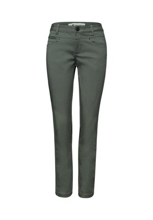 Pantalon vert ajusté à coupe slim avec bouton frontal, fermeture éclair, passants pour ceinture et deux poches avant sur fond blanc.