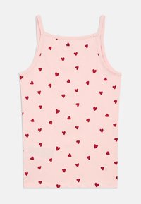 Απαλή ροζ καμισόλα με μαλακή υφή, που διαθέτει ενιαίο σχέδιο με μικρές κόκκινες καρδιές. Σχεδιασμένη με λεπτές τιράντες και εφαρμοστό σχήμα.