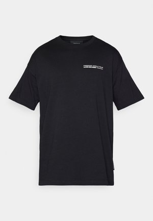 Tricou negru din bumbac, cu mâneci scurte și decolteu rotund. Text alb pe piept care spune "FREERIDE WORLD TOUR." Textură netedă.
