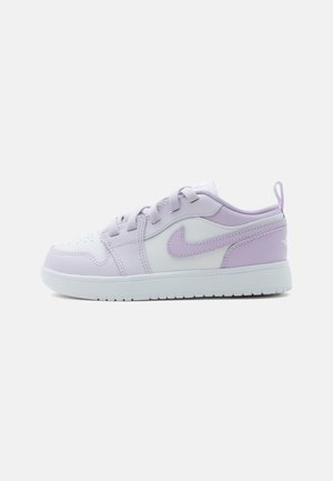 Niskie sneakersy w białym i jasnofioletowym kolorze z zapięciem na sznurowadła i gumową podeszwą, prezentowane na jednolitym jasnym tle.