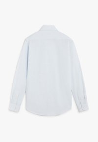 Camisa de botón de manga larga de color azul claro con collar clásico, vista desde la parte posterior sobre un fondo blanco.
