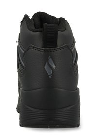 Zwarte sneaker met een bovenwerk van textuurleer, afgeronde hak en elastische kraag. Beschikt over contrasterende donkergrijze strepen en een merklogo.