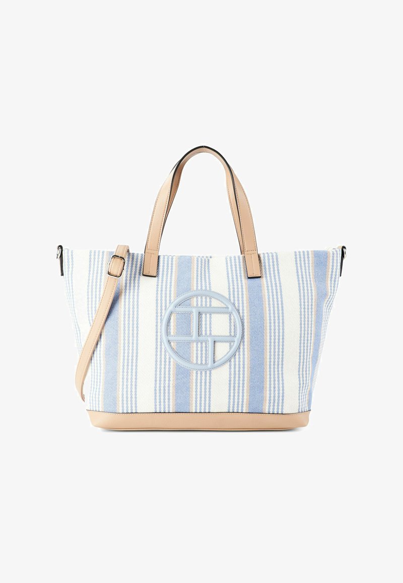 Sac fourre-tout à rayures verticales bleu et blanc avec poignées en cuir beige, bandoulière réglable et logo circulaire embossé au centre.