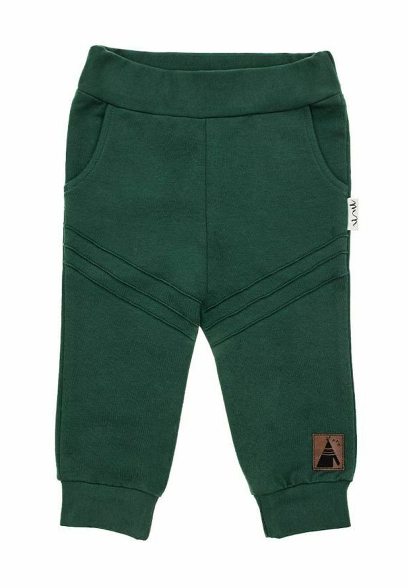 Ciemnozielone bawełniane spodnie dresowe z prążkowanym paskiem w talii, bocznymi kieszeniami i skośnymi przeszyciami. Posiadają brązową metkę z wzorem namiotu.
