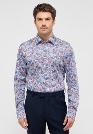 Chemise à manches longues avec un motif paisley multicolore en rouge, bleu et blanc. Tissu en coton avec un col classique et une fermeture à boutons.