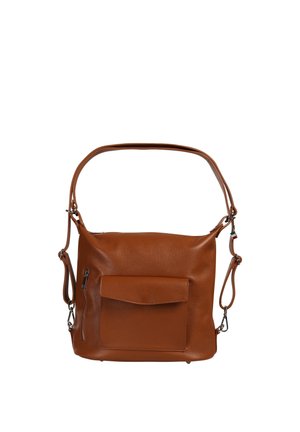 Bruine leren schoudertas met voorvak met klep, zijrits en verstelbare band tegen een effen witte achtergrond.