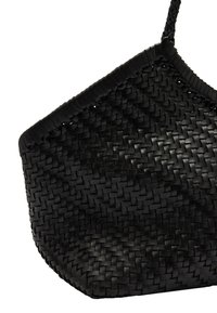 Czarna pleciona torebka o wyraźnej formie. Wykonana z teksturowanego materiału, z gładkim uchwytem i solidnym, bezszwowym wzorem.
