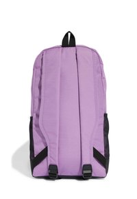 Lila Stoffrucksack mit schwarzen Akzenten, zwei seitlichen Netztaschen, gepolstertem Rücken, verstellbaren Trägern und einem oberen Griff für einfaches Tragen.