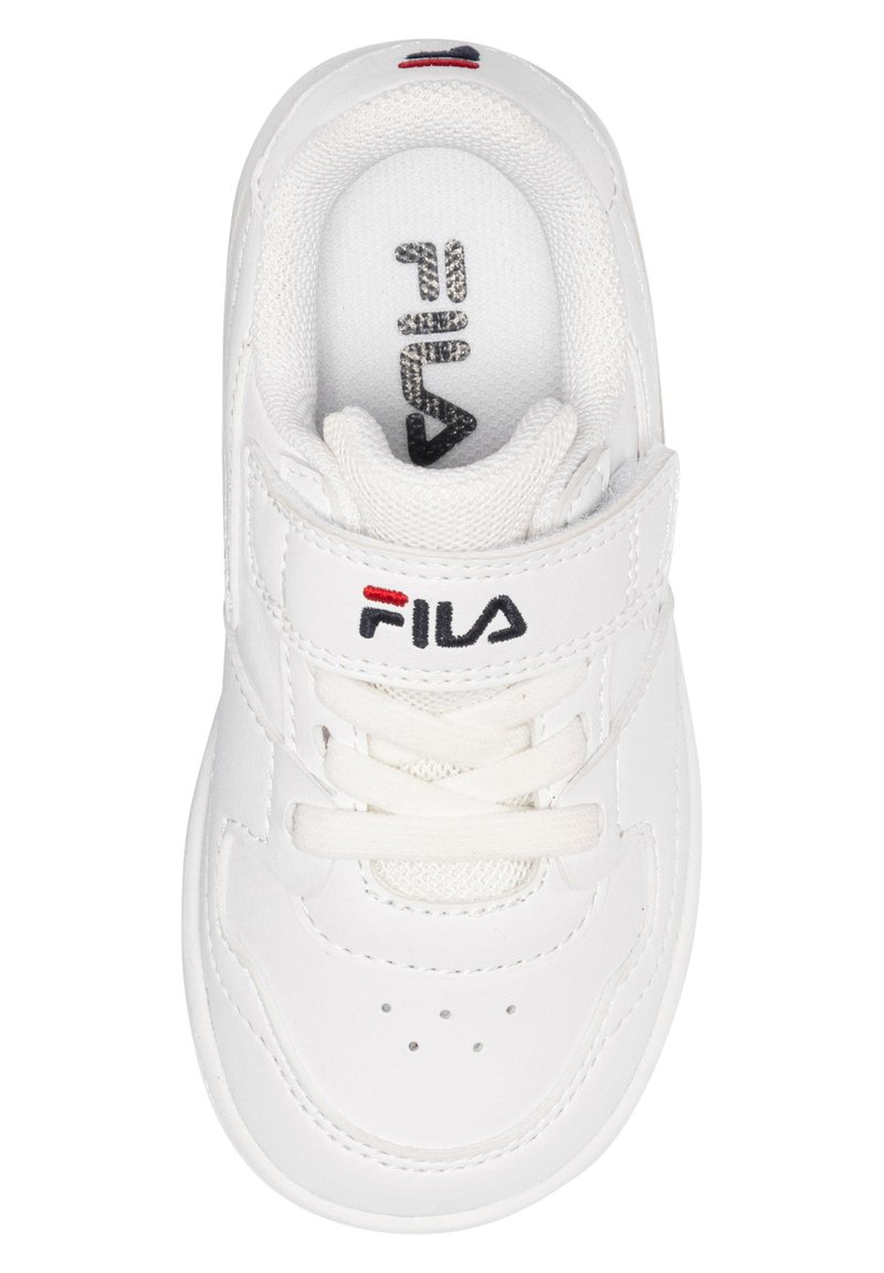 Sneaker bianca con parte superiore in materiale sintetico liscio, chiusura con lacci e Velcro, colletto imbottito e fori per la traspirabilità. Logo Fila presente.