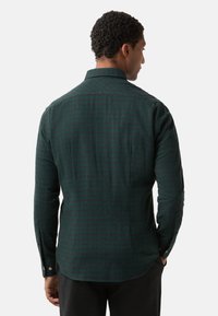 Groen geruite overhemd met lange mouwen, een gewone kraag, knopenmanchetten en een gebogen zoom; gemaakt van een gestructureerde stof.