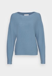 Jasnoniebieski, dziany sweter z długim rękawem, okrągłym dekoltem i luźnym krojem, wyeksponowany na białym tle.