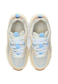 Coppia di sneakers in mesh beige e blu con lacci bianchi e blu, viste dall'alto su sfondo bianco.
