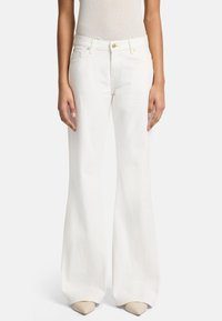 Witte flared jeans van denim. Heeft een hoge taille, voorzakken en een knoopsluiting. Glad oppervlak met minimale stikseldetails.