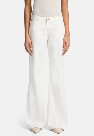Witte flared jeans van denim. Heeft een hoge taille, voorzakken en een knoopsluiting. Glad oppervlak met minimale stikseldetails.