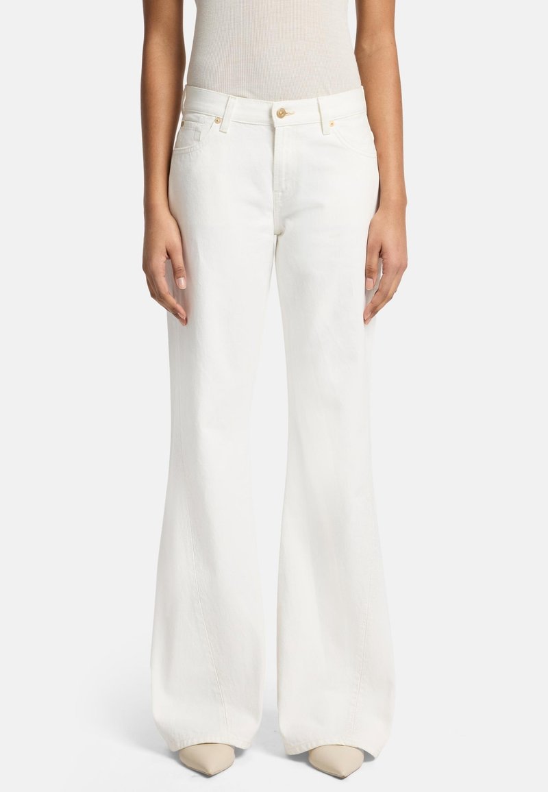 Witte flared jeans van denim. Heeft een hoge taille, voorzakken en een knoopsluiting. Glad oppervlak met minimale stikseldetails.