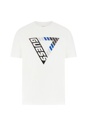 Fehér rövid ujjú póló háromszög alakú mintával, amely fekete, szürke és kék csíkokat tartalmaz, valamint a "GUESS" felirat függőlegesen a háromszög belsejében.