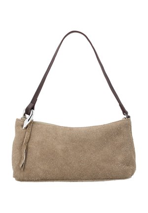 Geantă dreptunghiulară din piele întoarsă bej, cu o curea de umăr maro închis și o cataramă argintie pe o parte.