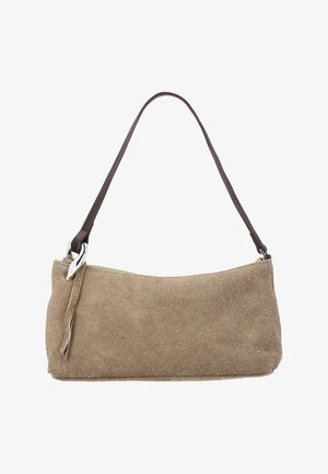 Beige ruskind rektangulær håndtaske med en mørkebrun skulderrem og en sølvfarvet spænde detalje på den ene side.