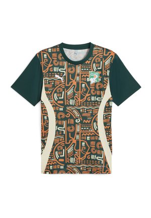 Puma atletisk skjorte med grønt krop, orange tribal-mønster og beige sidepaneler. Inkluderer et våbenskjold med et stiliseret dyre-design.