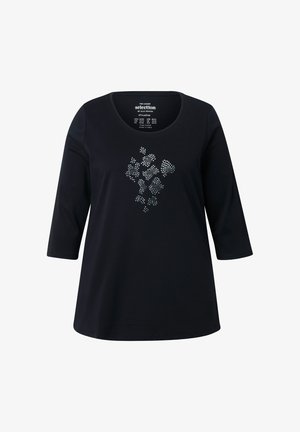 Czarna tunika z rękawami do trzech czwarte, z okrągłym dekoltem i grupą srebrnych kryształków jako główny detal projektu.