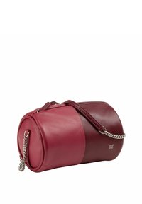 Borsa rotonda in pelle rossa bicolore. Presenta una tracolla a catena staccabile. Texture liscia con un branding sottile di lato.