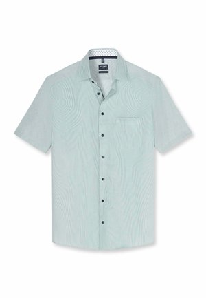 Chemise bleu clair à manches courtes avec boutons noirs et une seule poche poitrine, posée à plat sur fond blanc.