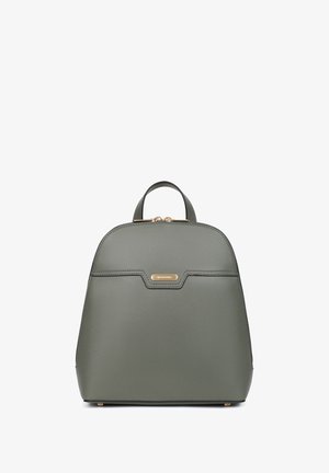 Zaino in pelle verde con un design strutturato, dettagli in metallo dorato, maniglia superiore e una tasca frontale. Superficie testurizzata e finitura liscia.