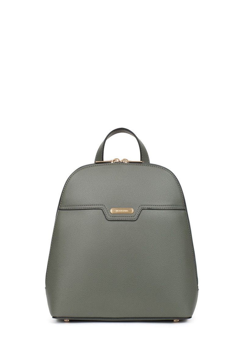 Sac à dos en cuir vert avec un design structuré, accents en métal doré, poigné supérieure et poche avant. Surface texturée et finition lisse.