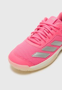 adidas Performance COURTFLASH UNISEX - Vairāku kortu tenisa apavi - lucid pink/silver-coloured/bliss pink