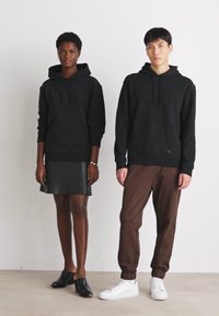 Calvin Klein Jeans BLOWN UP DIFFUSED STACKED HOODIE UNISEX - Felpa - black