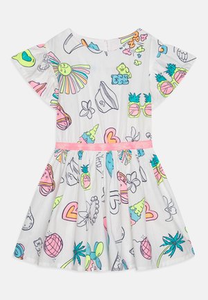Witte jurk met korte mouwen met kleurrijke zomerse prints waaronder ananassen, zonnebrillen, palmbomen, harten en teddyberen, met een roze tailleband.