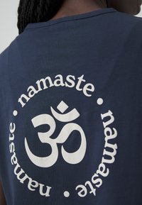 Yogasearcher NAMASTE - Apdrukāts T-krekls - navy