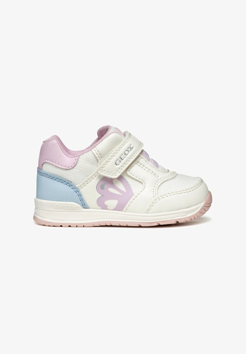 Scarpe da ginnastica per bambini bianche e azzurro chiaro con strap in velcro, dettagli rosa, design a farfalla sul lato e pannelli in rete testurizzati.