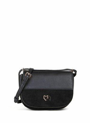 Petit sac bandoulière noir en cuir et suède avec fermeture à rabat, bandoulière réglable et un logo doré minimaliste sur le devant.