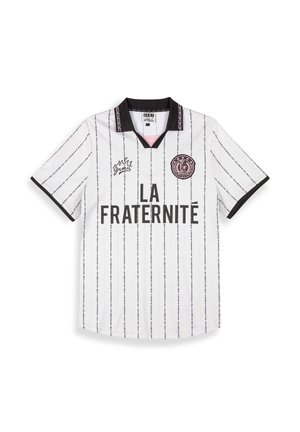 Jersey blanco de manga corta con rayas verticales negras, cuello negro, la parte frontal presenta "LA FRATERNITE" en letras negras en negrita y un logo redondo.