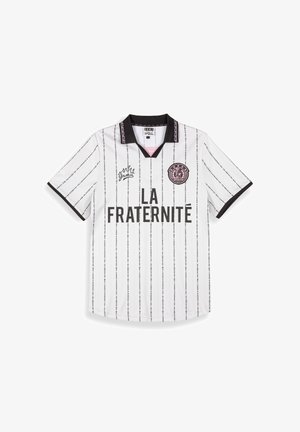 Jersey blanco de manga corta con rayas verticales negras, cuello negro, la parte frontal presenta "LA FRATERNITE" en letras negras en negrita y un logo redondo.