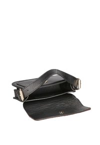 Borsa a tracolla in pelle nera con superficie texturizzata, hardware dorato e un flap aperto che rivela un interno foderato. Design compatto e strutturato.