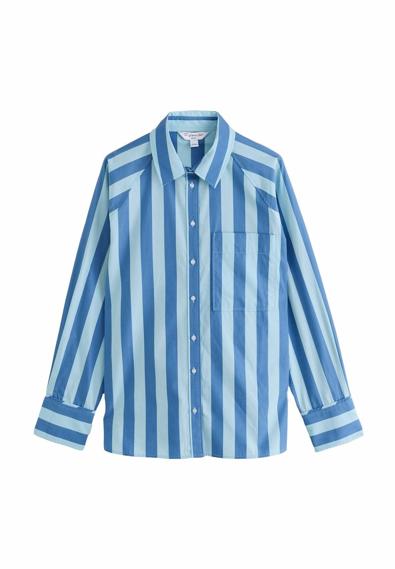 Chemise à rayures verticales bleu et bleu clair, manches longues, poche avant à gauche, col pointu.