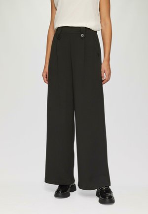 Schwarze weit geschnittene Hose aus Stoff, mit hoher Taille, vorderer Faltenlegung, zwei vorderen Knöpfen und einer glatten Textur.
