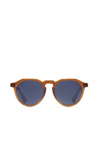 Hnědé průsvitné sluneční brýle s modrými čočkami, kulatým tvarem a jemnými úhlovými akcenty u spánků. Viditelné jsou minimální kovové detaily.