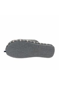 Suela de pantufla de textil gris con fondo texturizado y con patrón. Presenta un panel de tela a rayas y un lazo para facilitar poner y quitar.