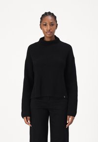 Maglione nero a coste con un colletto alto e maniche lunghe, caratterizzato da una vestibilità rilassata e un piccolo logo sul fondo.