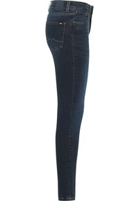 Jean ajustado en denim oscuro. Presenta una cintura de media altura, diseño de cinco bolsillos y acentos de costura sutil. Textura suave con un ligero estiramiento.