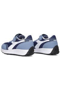 Sneakers blu e navy con un accento bianco, caratterizzati da una fascia con chiusura a strappo, suola in gomma testurizzata e pannelli in rete per la traspirabilità.