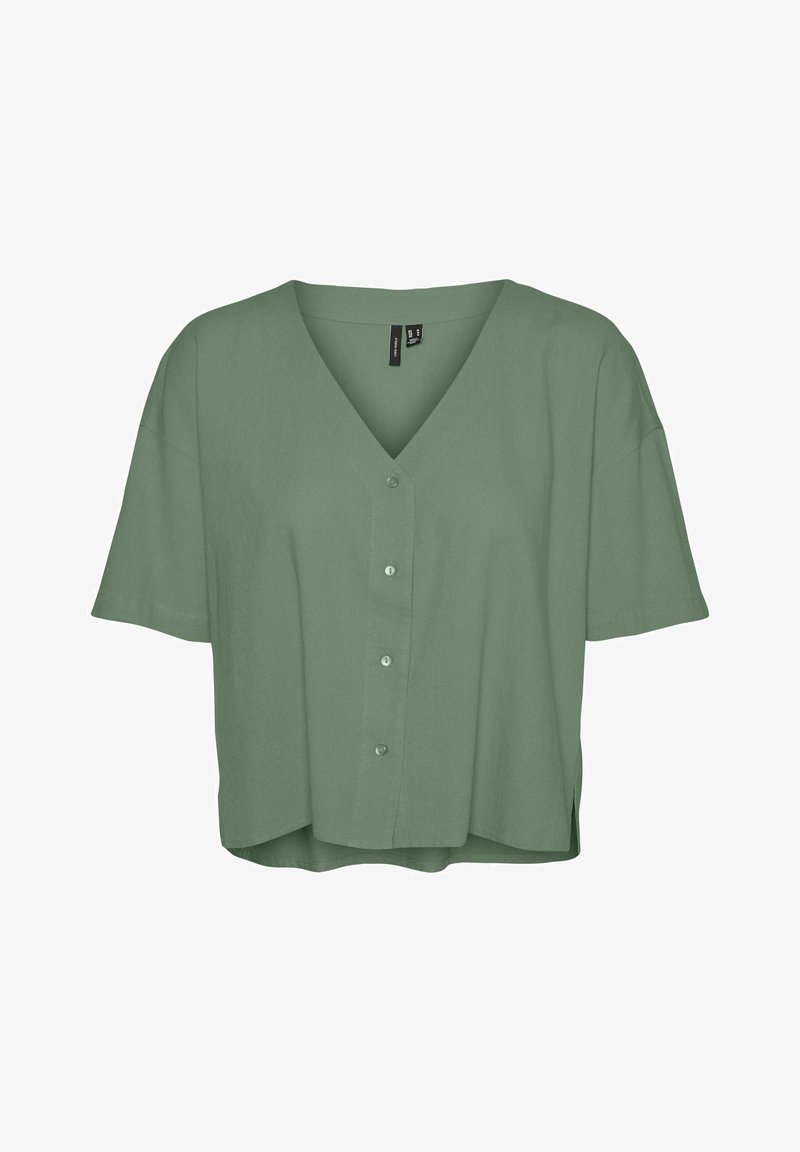Blouse verte à manches courtes avec un col en V, fermeture à boutons sur le devant, coupe décontractée et fentes latérales. Fabriquée en tissu doux et léger.