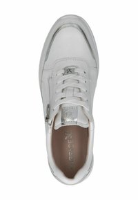 Fehér bőr sneaker ezüst kiegészítőkkel, kerek orral, fűzős elejével, oldalsó cipzárral és sima textúrával. Caprice márkajelzés a nyelvén.