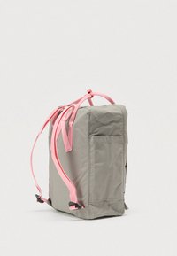 Γκρι σακίδιο με ροζ ιμάντες και μαύρο εξοπλισμό, με ορθογώνιο σχήμα και πλαϊνή τσέπη για αποθήκευση. Λείος υφή.