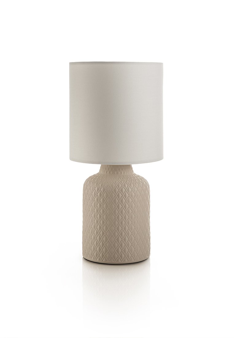 Beige lamp met een gestructureerde diamantpatroon basis en een witte cilindrische stoffen schaduw. Stevig, modern ontwerp, geschikt voor verschillende interieurs.